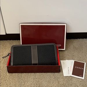 🖤Authentic Coach zippered wallet